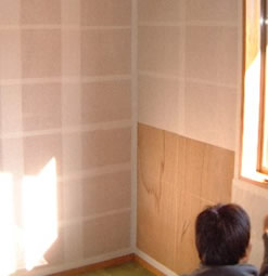 手漉き楮紙で袋張りをしているところ
